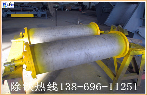 1.干式永磁滾筒采用人民共和國機械工業(yè)標準“JB / 7895-1999”,采用稀土復合磁性系統(tǒng),并采用高強度膠(J-39)粘結和環(huán)氧灌注,磁性表面用不銹鋼加強膠膠掛膠,不脫落.氣缸兩端的密封墊圈涂有塑料密封,確保無水;整體采用先進的技術和合理的結構.經(jīng)過特殊設計,使的磁場強度分布更為合理,分選效果更明顯. 2.此碎鋼磁選機永磁筒體機身通過特殊設計,不易堵塞材料,運行材料.通過半逆流類型.
